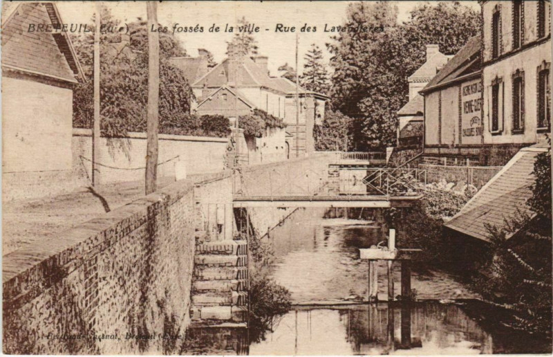 Carte postale ancienne Breteuil-sur-Iton Les Fosses de la Ville - Rue des Lavandieres à Breteuil