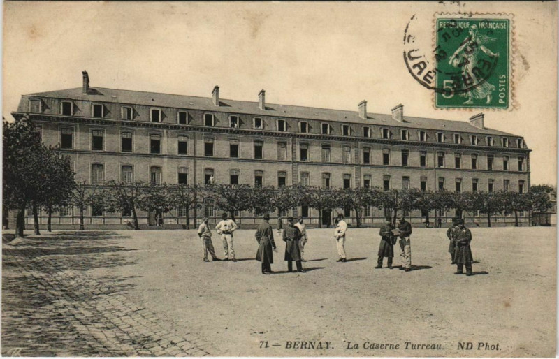 Carte postale ancienne Bernay La Caserne Turreau à Bernay