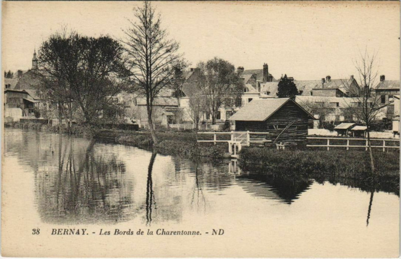 Carte postale ancienne Bernay Les Bords de la Charentonne à Bernay