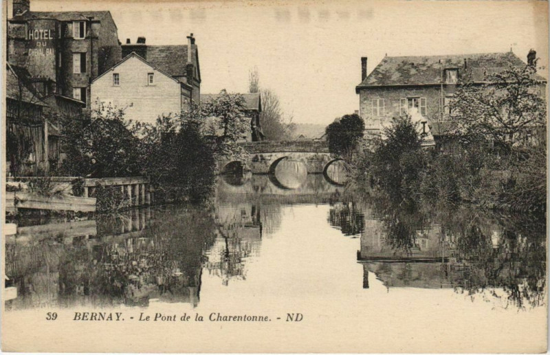 Carte postale ancienne Bernay Le Pont de la Charentonne à Bernay