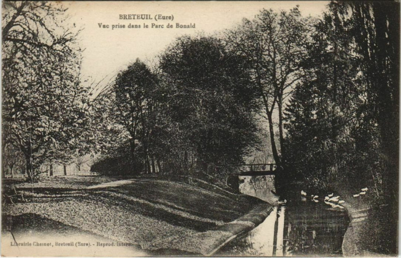 Carte postale ancienne Breteuil Vue prise dans le Parc de Bonald à Breteuil