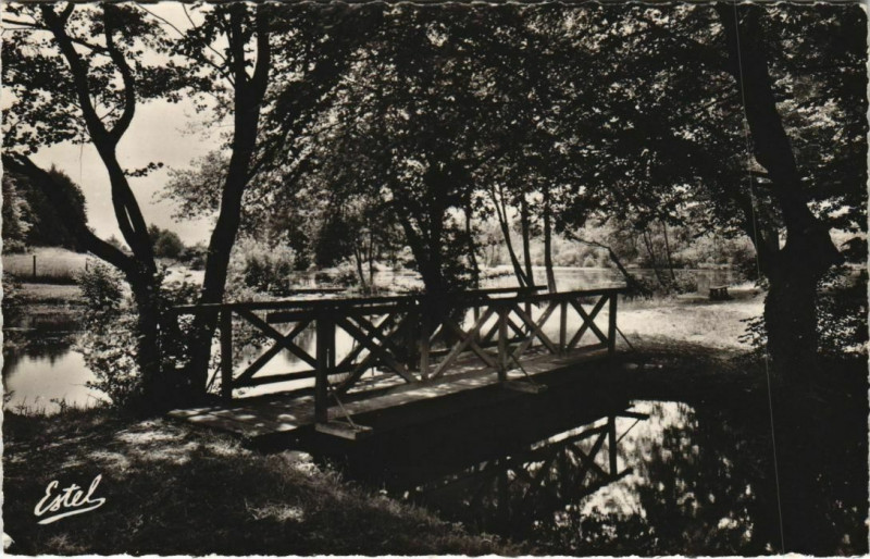 Carte postale ancienne Breteuil-sur-Iton Le Jardin Public à Breteuil