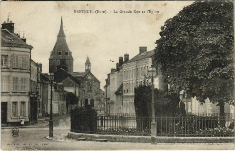 Carte postale ancienne Breteuil La Grande Rue et l'Eglise à Breteuil