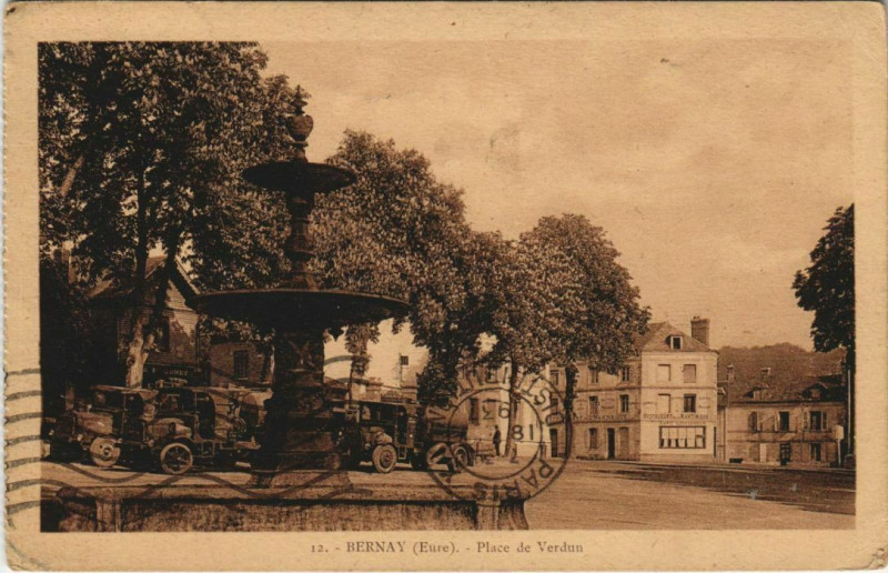 Carte postale ancienne Bernay Place de Verdun - Trucks à Bernay