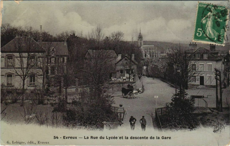 Carte postale ancienne Evreux-La Rue du Lycée et la Descente de la Gare à Évreux
