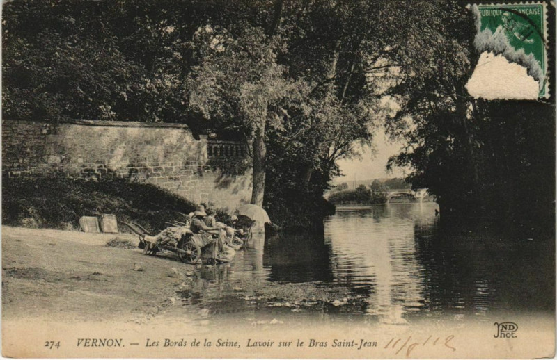 Carte postale ancienne Vernon Les Bords de la Seine - Lavoir sur le Bras Saint-Jean à Vernon