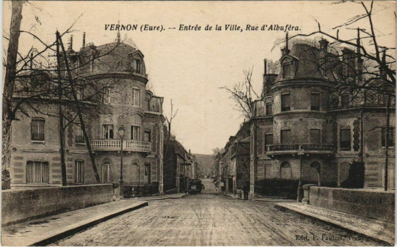 Carte postale ancienne Vernon Entree de la Ville - Rue d'Albufera à Vernon