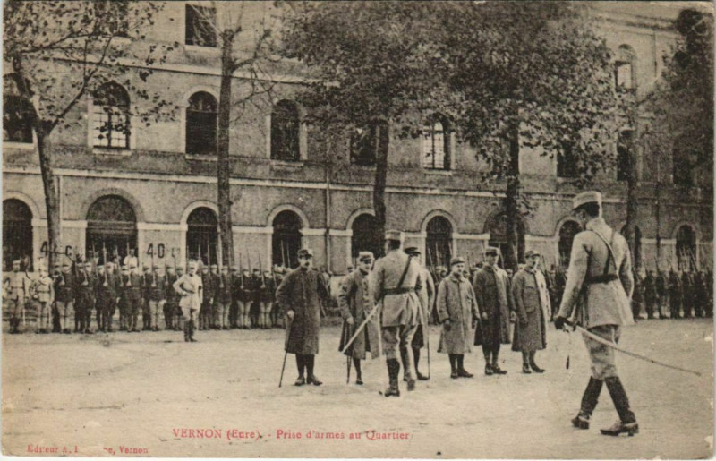 Carte postale ancienne Vernon Prise d'Armes au Quartier à Vernon