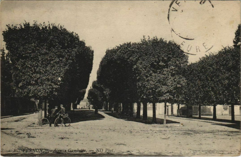 Carte postale ancienne Vernon Avenue Gambetta à Vernon