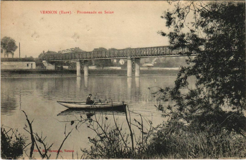Carte postale ancienne Vernon Promenade en Seine à Vernon