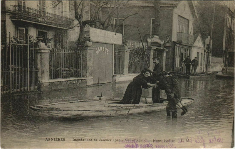Carte postale ancienne Asnieres Inondations 1910 - Sauvetage d'un Jeune Ecolier