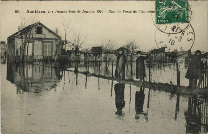 Carte postale ancienne Asnieres Les Inondations de Janvier 1910 - Rue du Fosse