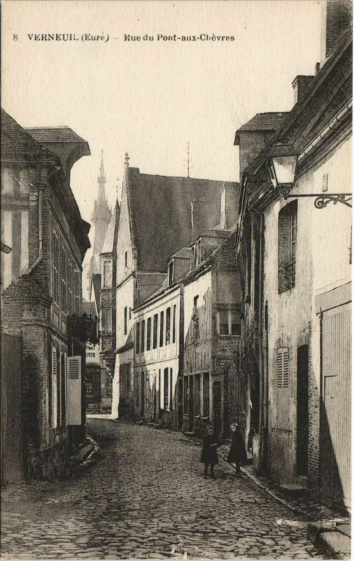 Carte postale ancienne Verneuil-sur-Avre Rue du Pont-aux-Chevres
