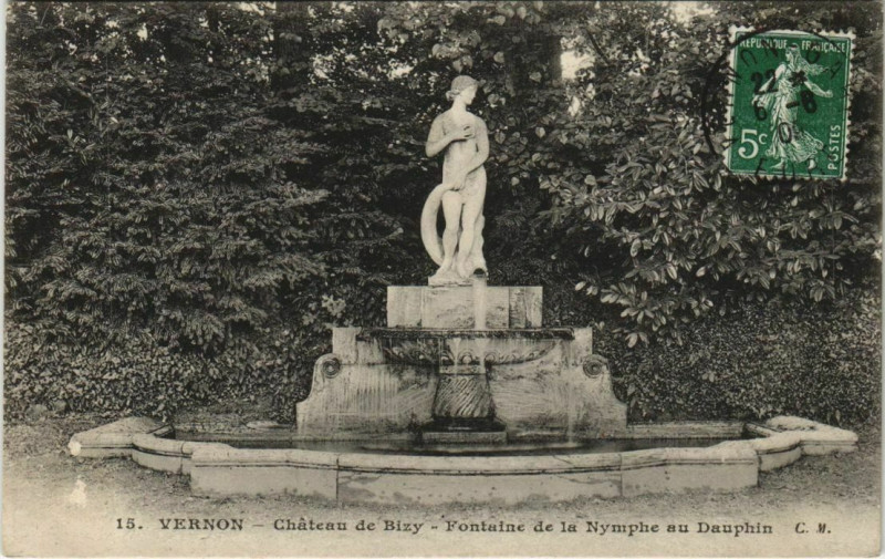 Carte postale ancienne Vernon Chateau de Bizy - Fontaine de la Nymphe au Dauphin à Vernon