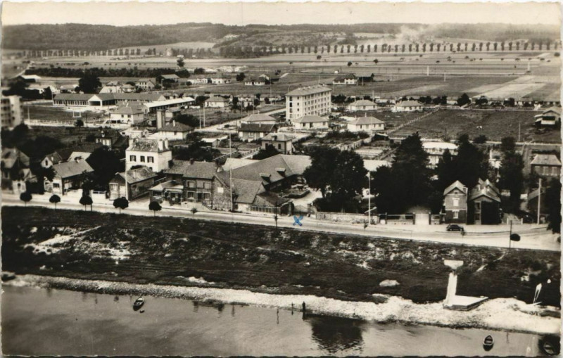 Carte postale ancienne Le Manoir Vue Generale - prise de la Seine au Manoir