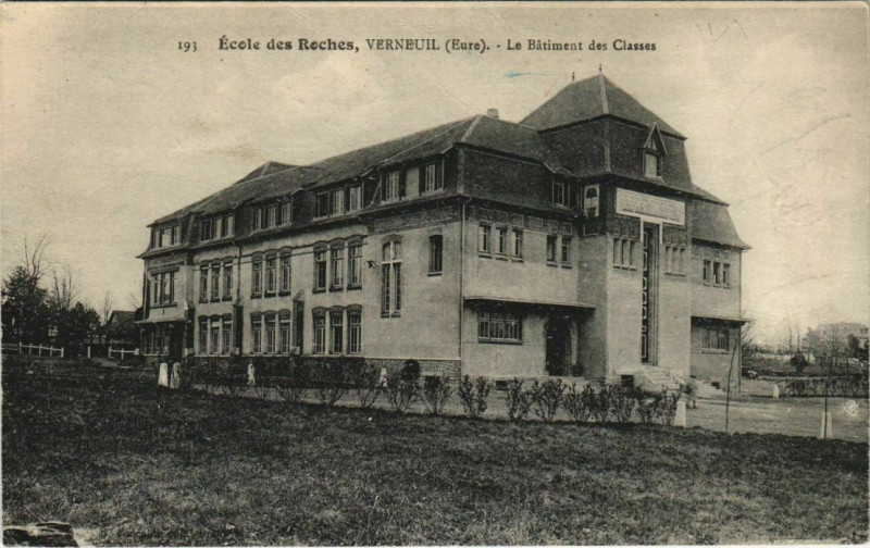Carte postale ancienne Verneuil-sur-Avre Ecole des Roches - Le Batiment des Classes