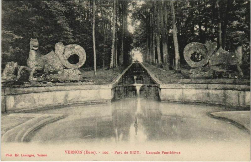 Carte postale ancienne Vernon Parc de Bizy - Cascade Penthievre à Vernon