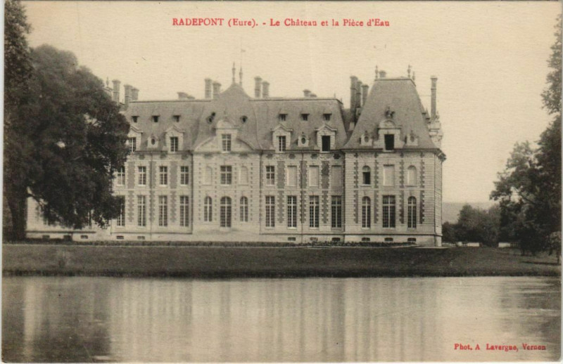 Carte postale ancienne Radepont Le Chateau et la Piece d'Eau à Radepont