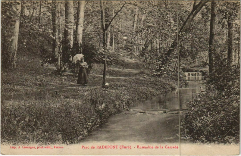 Carte postale ancienne Radepont Parc - Ensemble de la Cascade à Radepont
