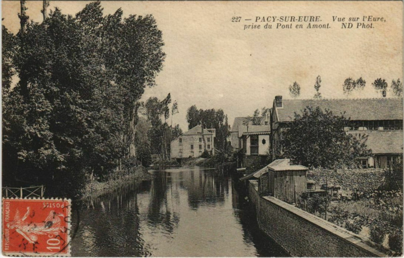 Carte postale ancienne Pacy-sur-Eure Vue sur l'Eure - prise du Pont en Amont à Pacy-sur-Eure