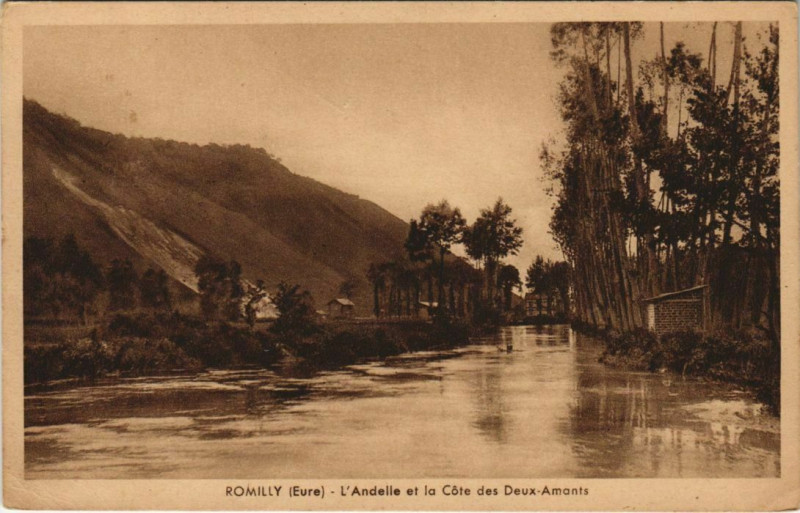 Carte postale ancienne Romilly-sur-Andelle L'Andelle et la Cote des Deux-Amants à Romilly-sur-Andelle