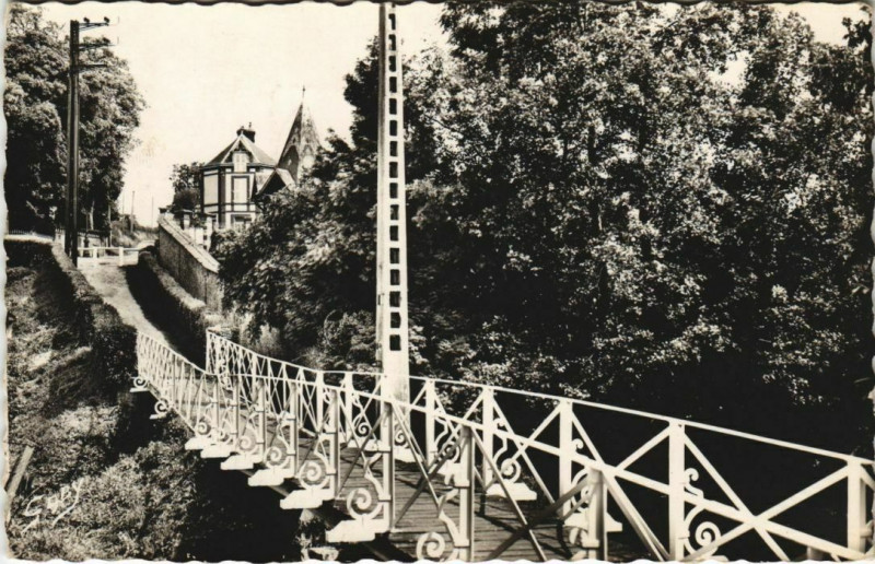 Carte postale ancienne Rugles La Passerelle aux Petits Pres à Rugles