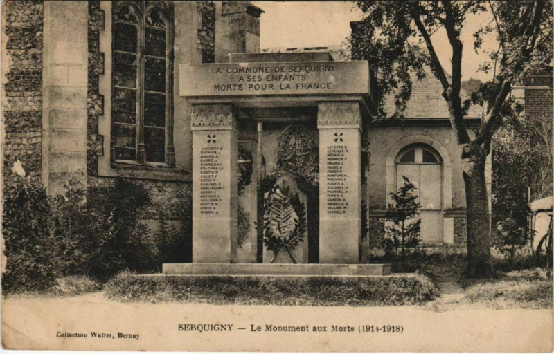 Carte postale ancienne Serquigny Le Monument aux Morts à Serquigny