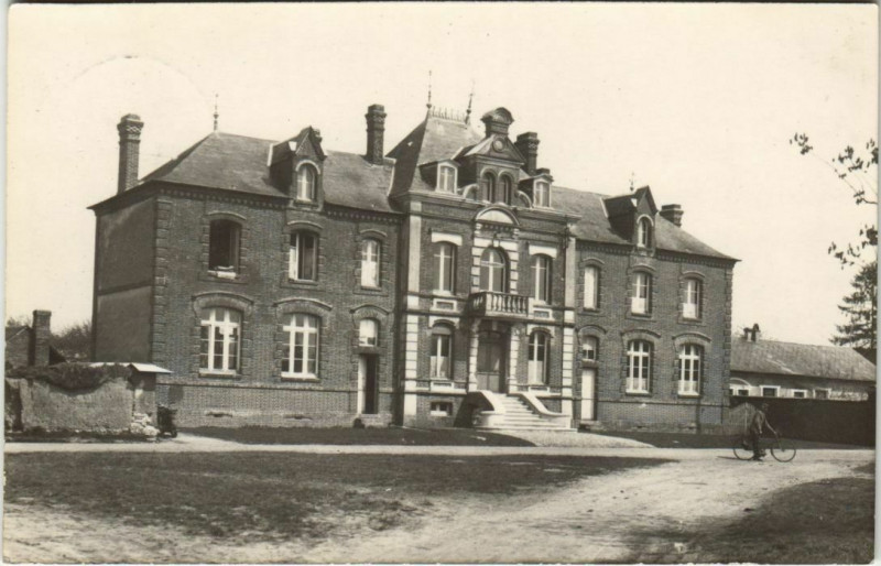 Carte postale ancienne La Neuville-du-Bosc La Mairie et les Ecoles à La Neuville-du-Bosc