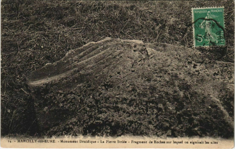 Carte postale ancienne Marcilly-sur-Eure Monument Druidique - La Pierre Striee à Marcilly-sur-Eure