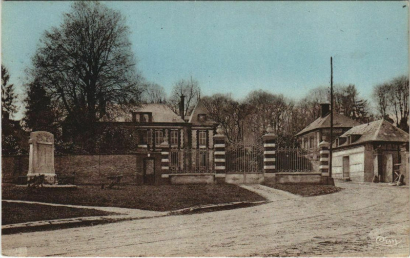 Carte postale ancienne Mainneville Place du Monument à Mainneville