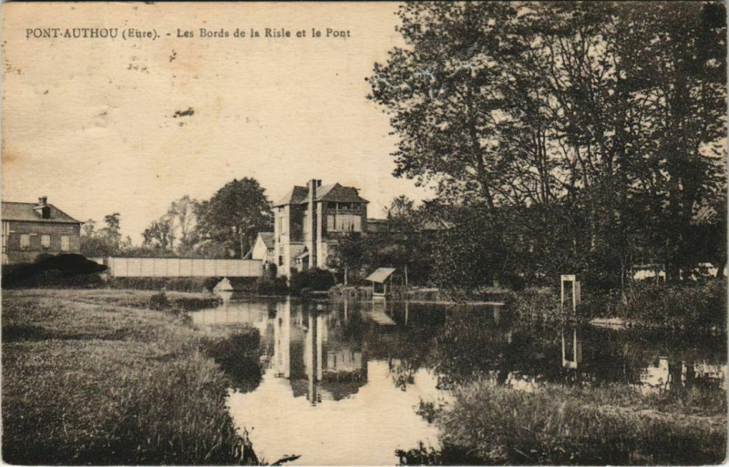 Carte postale ancienne Pont-Authou Les Bords de la Risle et le Pont à Authou
