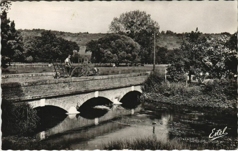 Carte postale ancienne Marcilly-sur-Eure Le Pont sur le Couenon à Marcilly-sur-Eure