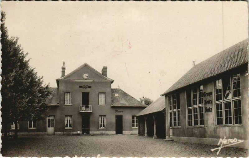 Carte postale ancienne Douville-sur-Andelle La Mairie et l'Ecole à Douville-sur-Andelle