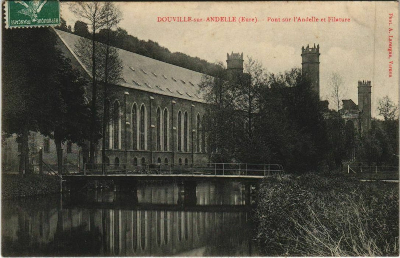Carte postale ancienne Douville-sur-Andelle Pont sur l'Andelle et Filature à Douville-sur-Andelle