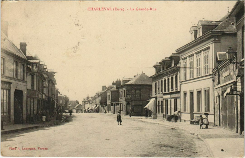Carte postale ancienne Charleval La Grande-Rue à Charleval