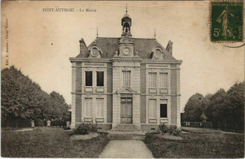 Carte postale ancienne Pont-Authou La Mairie à Authou