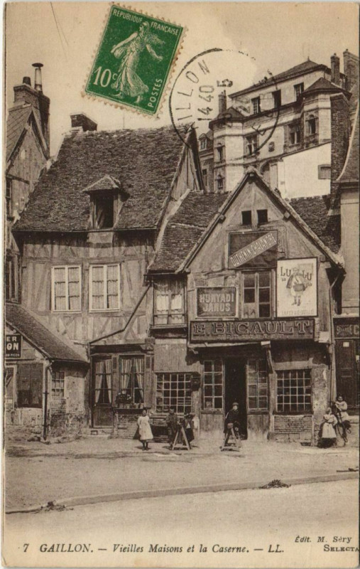 Carte postale ancienne Gaillon Vieilles Maisons et la Caserne à Gaillon