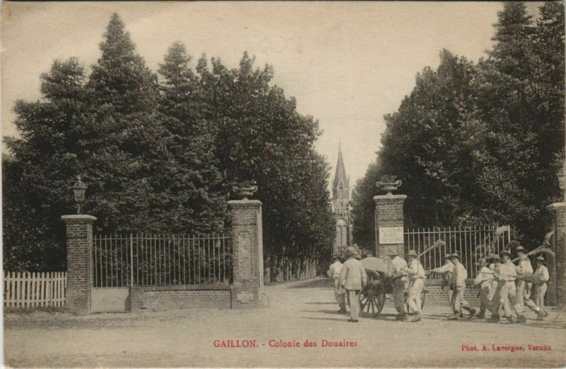 Carte postale ancienne Gaillon Colonie des Douaires à Gaillon