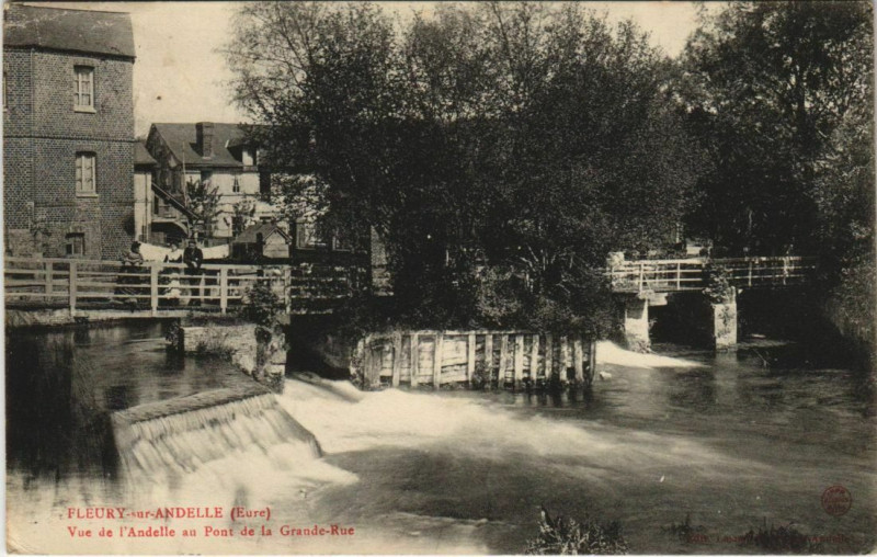 Carte postale ancienne Fleury-sur-Andelle Vue de l'Andelle au Pont de la Grande-Rue à Fleury-sur-Andelle