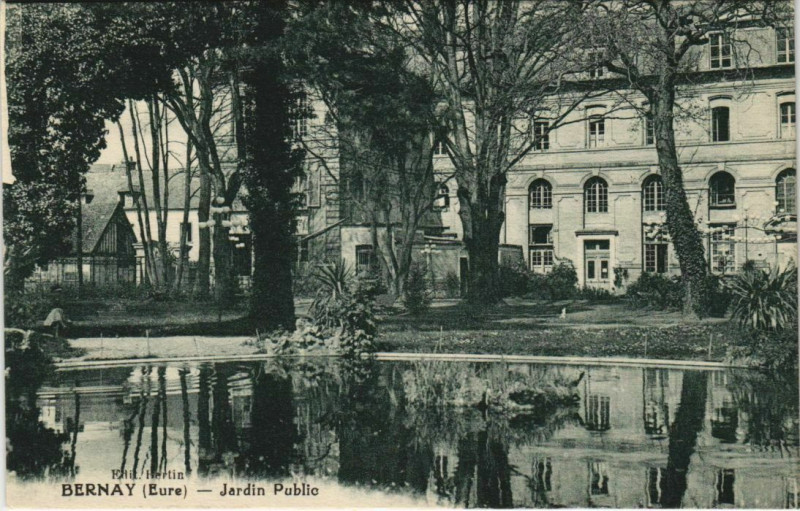 Carte postale ancienne Bernay Jardin Public à Bernay
