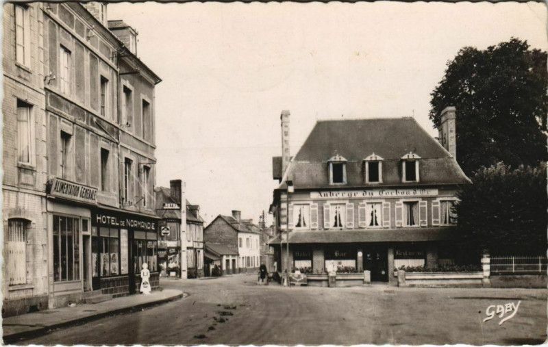 Carte postale ancienne Beuzeville Auberge du Cochon d'Or et Route de Pont-l'Eveque à Beuzeville