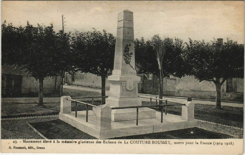 Carte postale ancienne La Couture-Boussey Monument à La Couture-Boussey