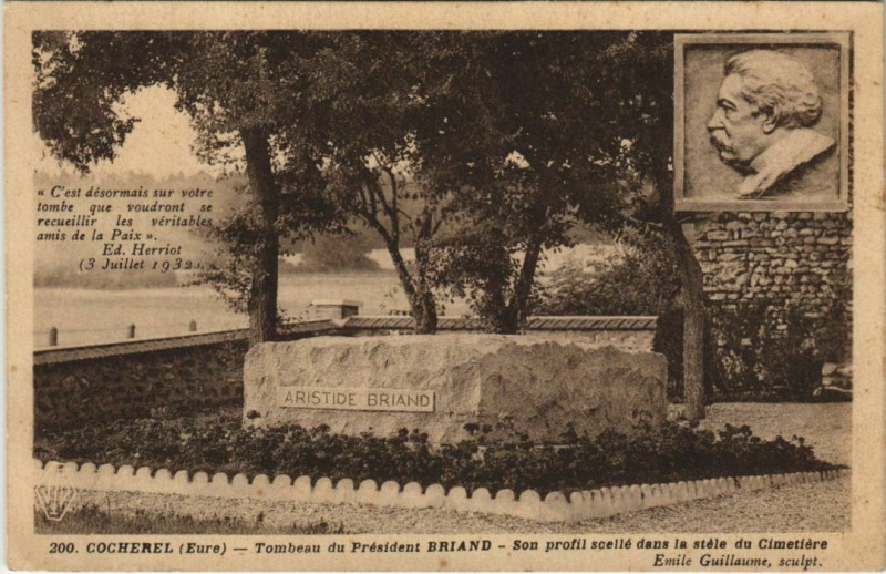 Carte postale ancienne Cocherel Tombeau du President Briand