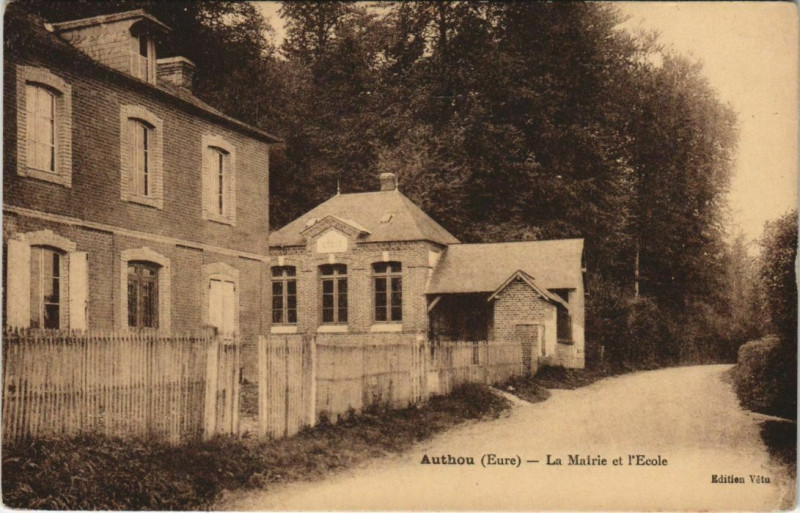 Carte postale ancienne Authou La Mairie et l'Ecole à Authou