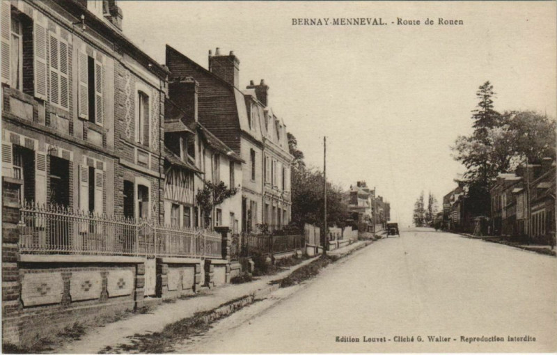 Carte postale ancienne Bernay Menneval - Route de Rouen à Bernay