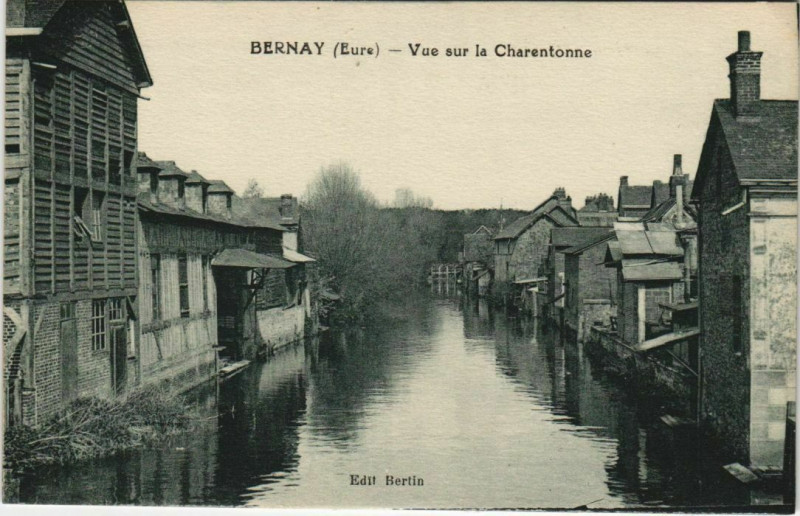 Carte postale ancienne Bernay Vue sur la Charentonne à Bernay