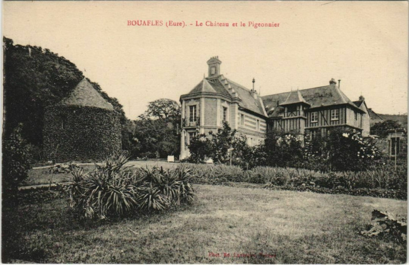 Carte postale ancienne Bouafles Le Chateau et le Pigeonnier à Bouafles