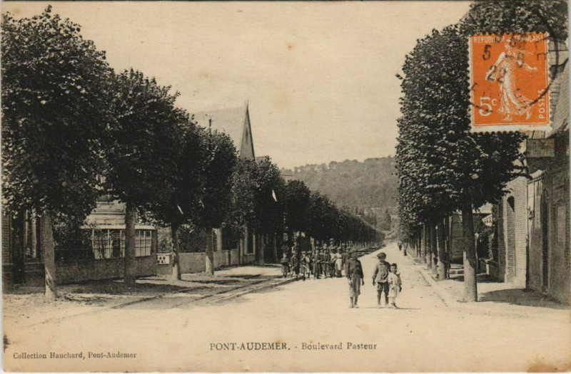 Carte postale ancienne Pont-Audemer Boulevard Pasteur à Pont-Audemer