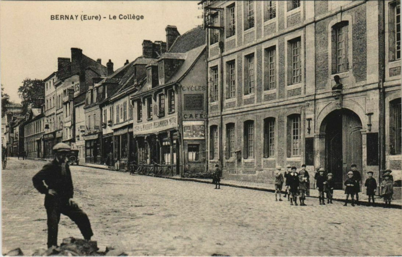 Carte postale ancienne Bernay Le College à Bernay