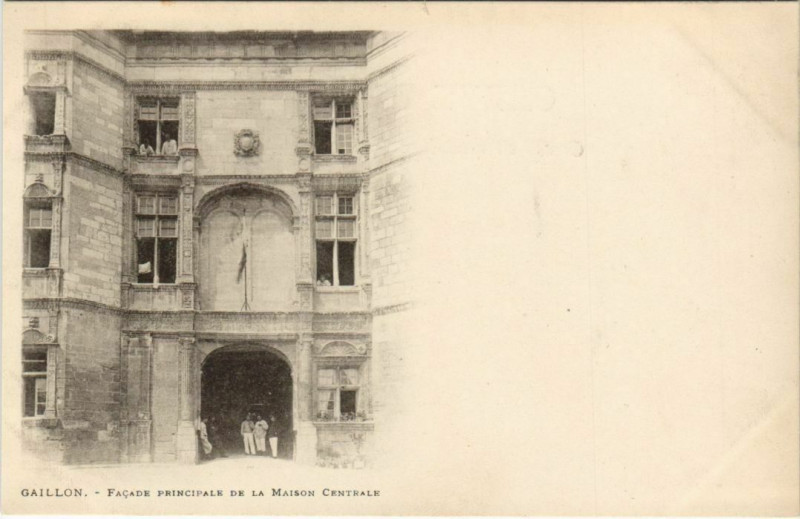 Carte postale ancienne Gaillon Facade Principale de la Maison Centrale à Gaillon